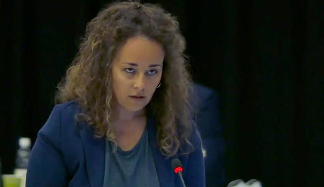 Karin Hasler quittiert die Antwort der Regierung auf ihre Interpellation mit einem ironischen Augenrollen.