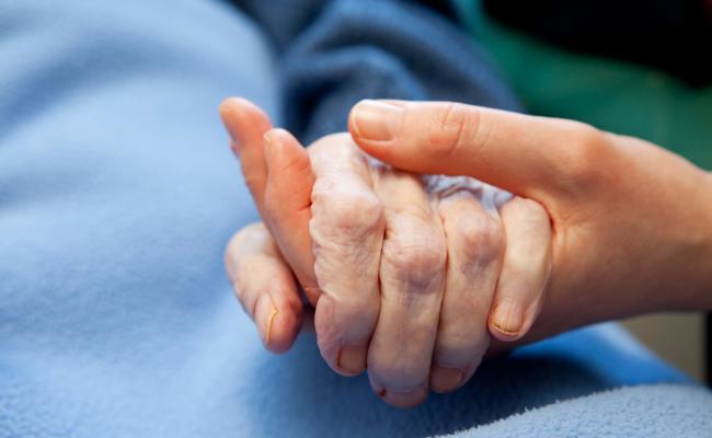 Seitenblick: Bei der Pflege helfen