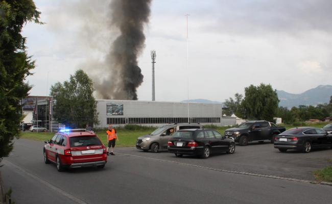 Viele schauten zu, Autos behinderten Feuerwehr