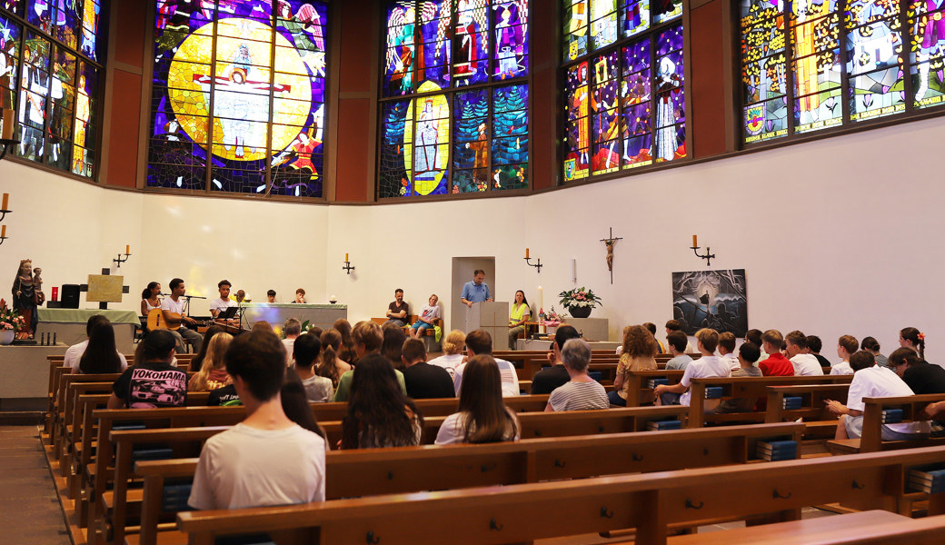 Religionslehrende der OMR Mittelrheintal gestalteten den Schulabschlussgottesdienst gemeinsam mit ihren Schülerinnen und Schülern.