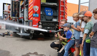Von der Feuerwehrhose bis zur Infusion: Kinder lernen Retter kennen