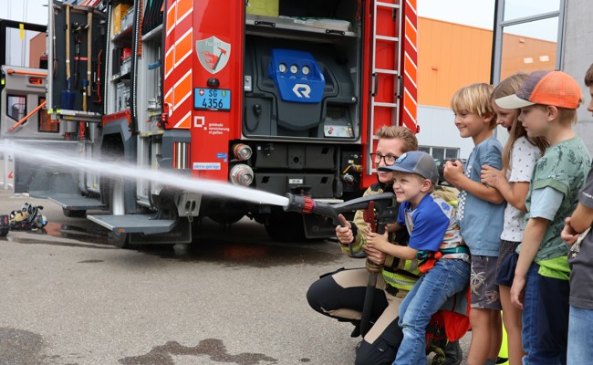 Von der Feuerwehrhose bis zur Infusion: Kinder lernen Retter kennen
