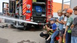 Von der Feuerwehrhose bis zur Infusion: Kinder lernen Retter kennen