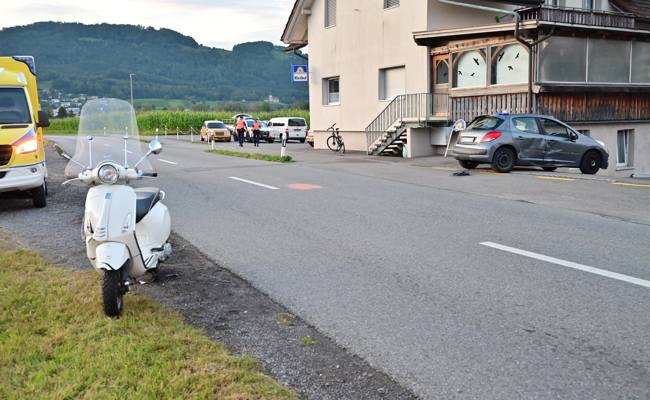 Kollision auf Rietstrasse: 48-jähriger Rollerfahrer verletzt ins Spital gebracht