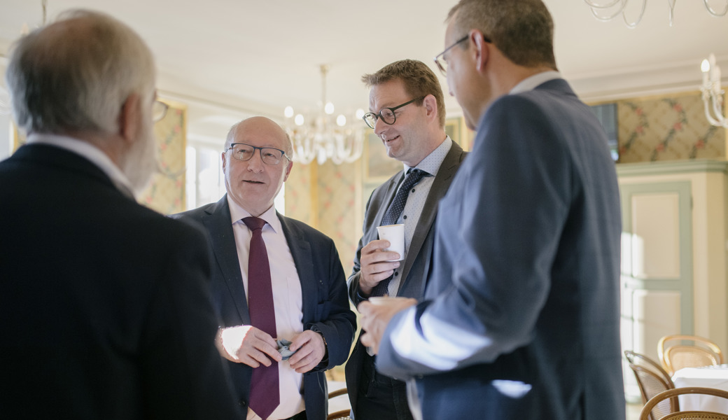 Bevor Geschäfte in den Rat kommen, werden sie erst in vorberatenden Kommissionen diskutiert. In eine solche wurde unter anderem FDP-Kantonsrat Peter Nüesch (2.v.r.) gewählt. 