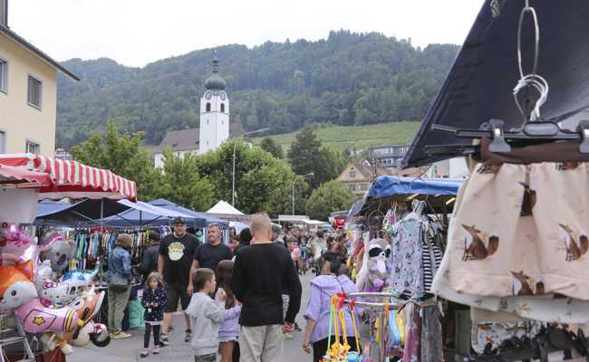 Attraktive Bahnen und Stände an der Balger Kilbi