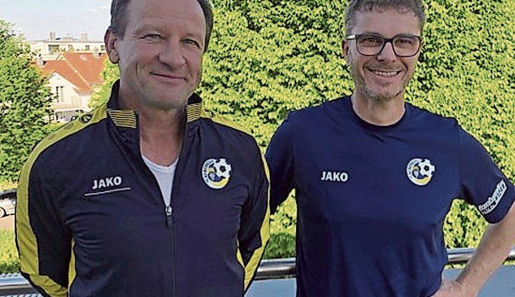 Der neue Au-Bernecker Trainer Roman Hafner (links) wird vom neuen Sportchef Guido Böhrer begrüsst.