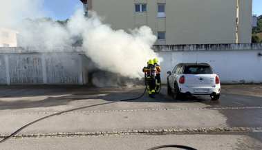 Feuer bricht in einer Garage aus und verursacht Sachschaden