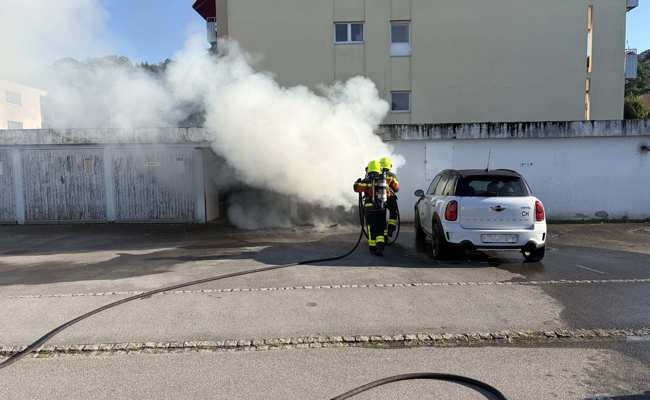 Feuer bricht in einer Garage aus und verursacht Sachschaden