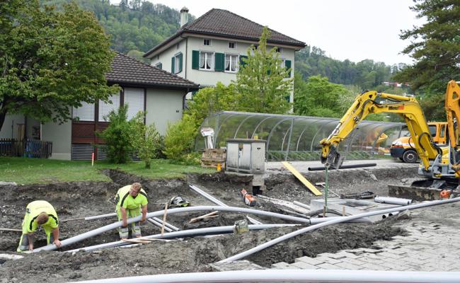 Neue Leitungen hinter der Kirche