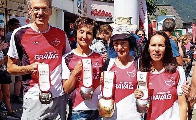 Vier Mila-Läufer am Start, vier Mila-Läufer auf Podest