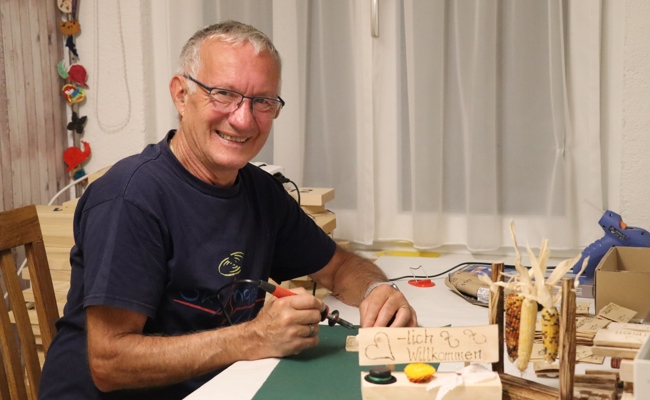 Prächtige Blumenkisten und handgemachte Wegweiser: «Köbi» ist der kreative Kopf des Jodlerfests