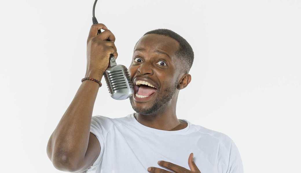 Stand-up-Comedian Charles Nguela begeisterte das Publikum mit seinem Programm.