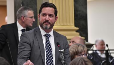 Hess wechselt die Kommission