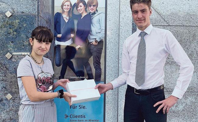 Selina Öztürk gewinnt ein Tablet