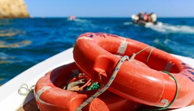 Stichwort: Das Regal mit Rettungsringen ist leer