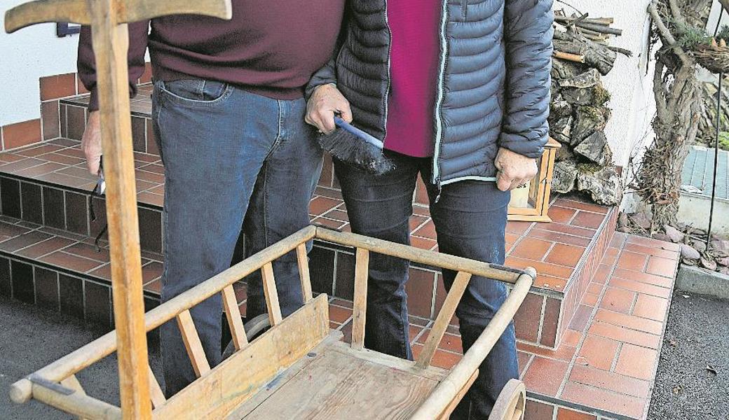Peter und Susanna Tarolli holten ihren Leiterwagen aus dem Keller, den sie dem Samichlaus zur Verfügung stellen wollen. 