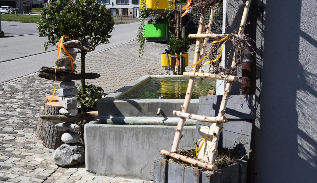 Schlicht und ansprechend vor der Aufbewahrungshalle auf dem Friedhof. Schlicht und ansprechend vor der Aufbewahrungshalle auf dem Friedhof.