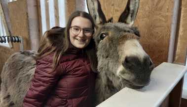 Esel als Therapeuten:  Alina Dietrich zeigt mit ihrer Maturaarbeit das Potenzial der tiergestützten Therapie