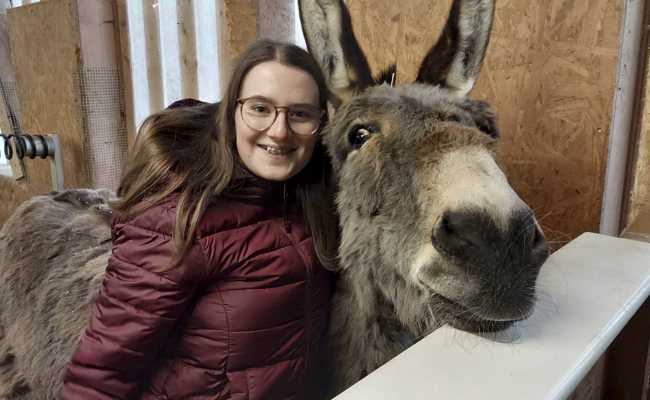 Esel als Therapeuten:  Alina Dietrich zeigt mit ihrer Maturaarbeit das Potenzial der tiergestützten Therapie