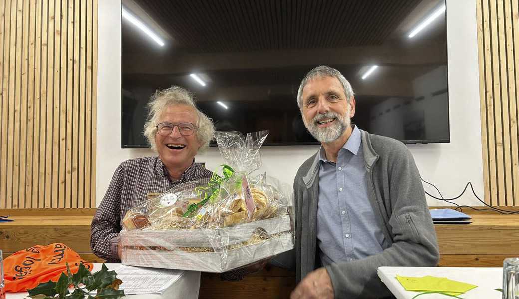 Präsident Kurt Schneider (rechts) bedankt sich bei Xaver Hutter für 23 Jahre Vorstandsarbeit.  Präsident Kurt Schneider (rechts) bedankt sich bei Xaver Hutter für 23 Jahre Vorstandsarbeit.