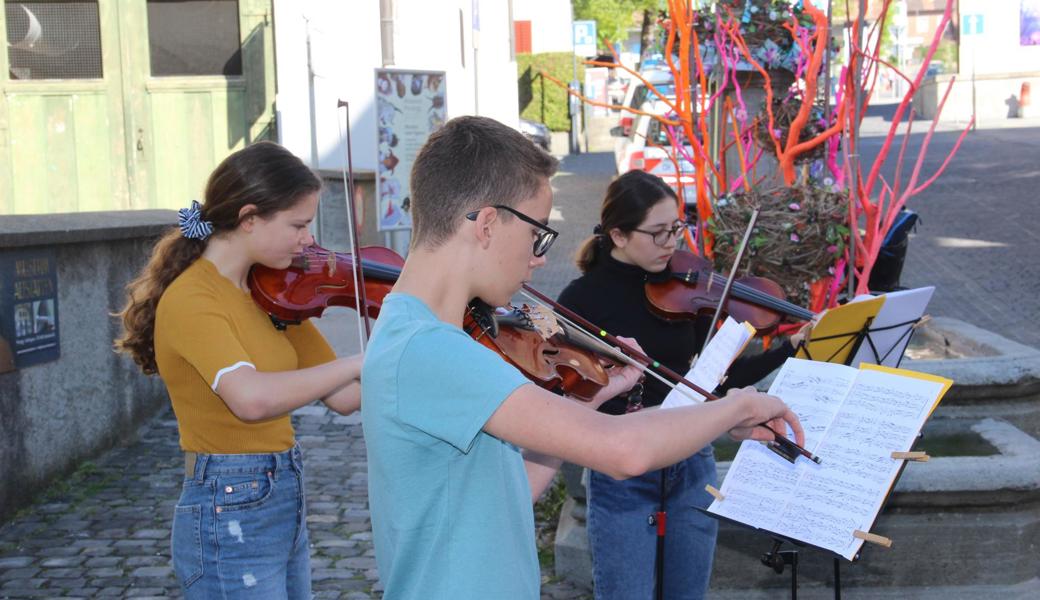 Es bedarf einer Bewilligung, um als Strassenmusiker aufzutreten. Kai Stieger packte die Hürden und spielte mit Smilla Bruderer (links) und Lia Lootsma im Altstätter Städtli auf.  Es bedarf einer Bewilligung, um als Strassenmusiker aufzutreten. Kai Stieger packte die Hürden und spielte mit Smilla Bruderer (links) und Lia Lootsma im Altstätter Städtli auf.