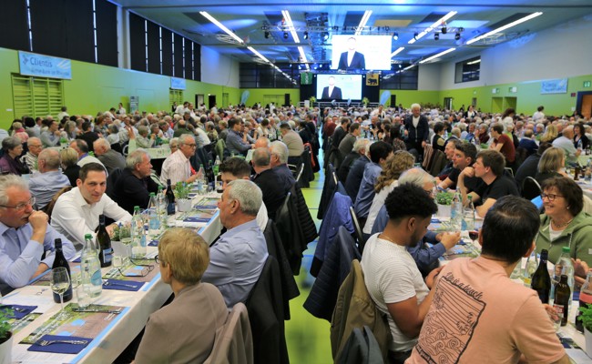 1200 Personen kamen und haben Geschäftliches mit einem Fest verbunden - Bilder der Clientis GV