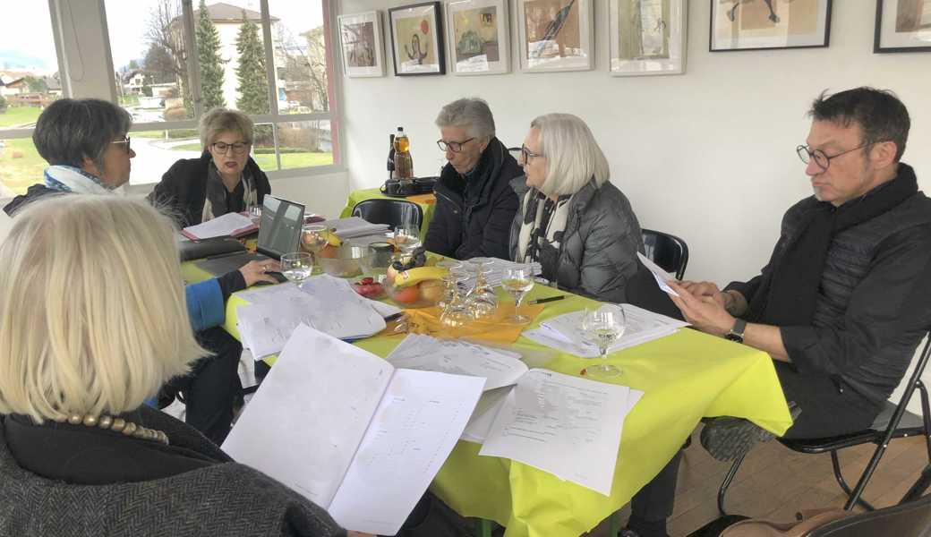 Mitten in der Ausstellung von Dušan Prusák und mit bester Aussicht: Der Stiftungsrat der Rheintaler Kulturstiftung bei seiner Sitzung: Sabine Greiser, Sabina Saggioro (Geschäftsführerin), Christa Köppel (Präsidentin), Esther Beyeler, Kathrin Frauenfelder, Carlos Martinez (v. l.).