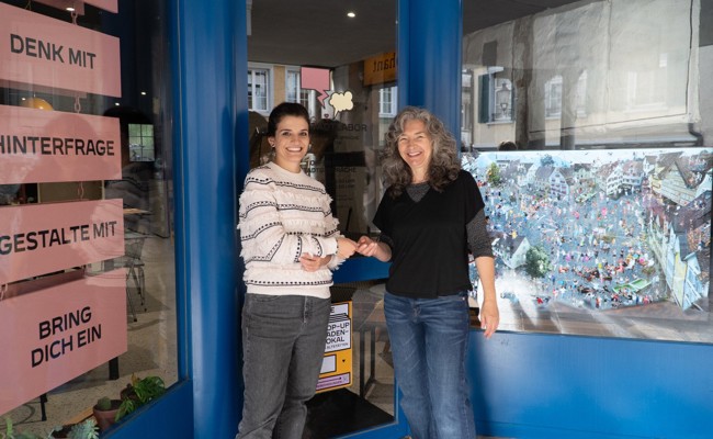 Sie zaubert aus alten Textilien Neues: Sonja Steiger zieht in den Pop-up-Store in der Marktgasse