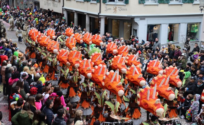 Beim dritten Umzug durchs Städtli ist die Stimmung ausgelassen