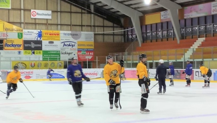 Obwohl draussen Hochsommer herrscht, sind die Rheintaler Eishockeyspieler ins Eistraining eingestiegen.