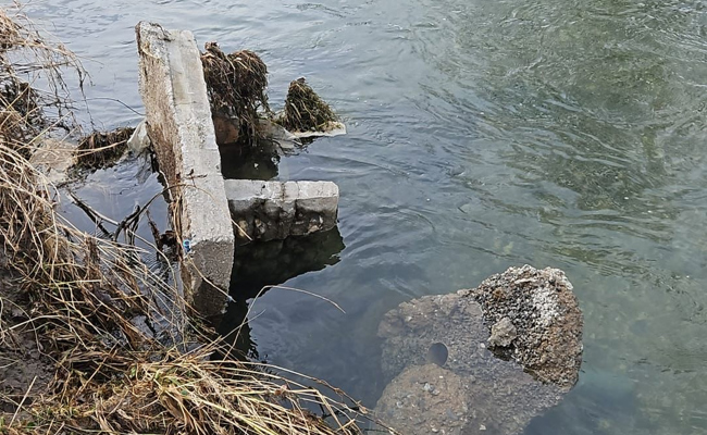 Dreiste Aktion: Unbekannte laden Betonelemente im Binnenkanal ab