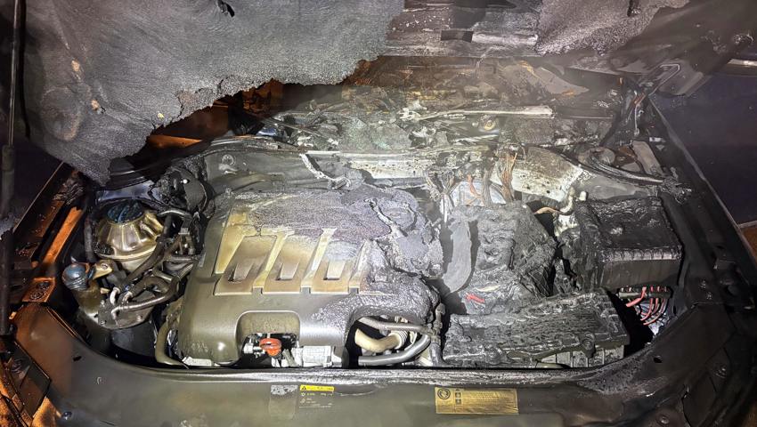 Ein Blick unter die Motorhaube zeigt: Feuer gelöscht, Motor nicht mehr zu gebrauchen.