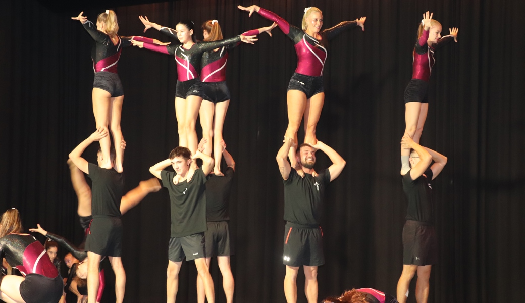 TITEL GETU Staad Begeisterte Das Publikum Mit Geschickter Akrobatik TITEL GETU Staad Begeisterte Das Publikum Mit Geschickter Akrobatik