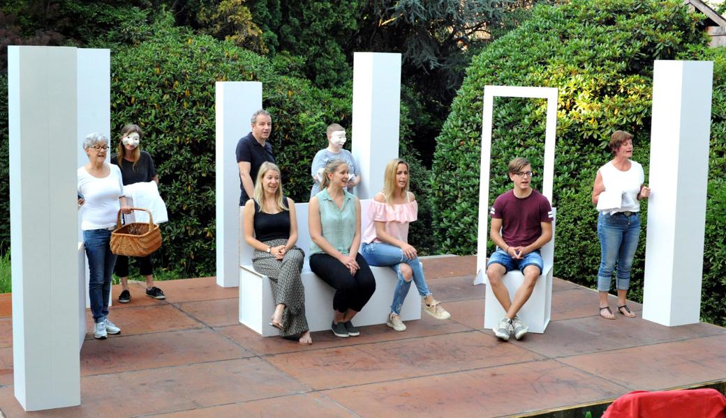 Wäre es wirklich gut zu wissen, was die Zukunft bringt? Das Ensemble beim Proben im Diogenes-Garten, von links: Clarissa Baumgartner, Kathrin Hüsler, Wisi Ruch, Rebecca Dütschler, Claudia Ehrenzeller (vorne), Karin Kehl, Vanessa Kobelt, Pascal Dörig, Ulrike Jäger.