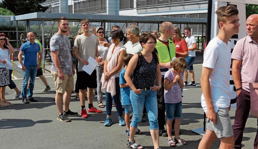 An zahllosen Info-Points verfolgt die Besucherschar die Produktionsabläufe. 
