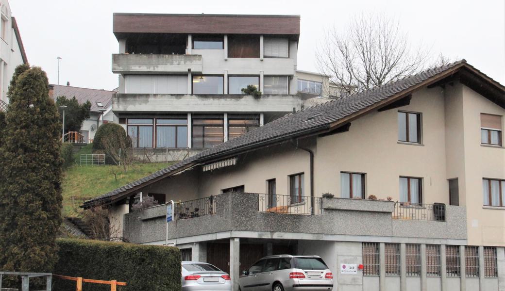 Das leicht erhöht gelegene Eichberger Gemeindehaus macht zwar noch einen passablen Eindruck, aber man dürfe sich nicht täuschen lassen von dem, was das Auge sieht, finden Fachleute.