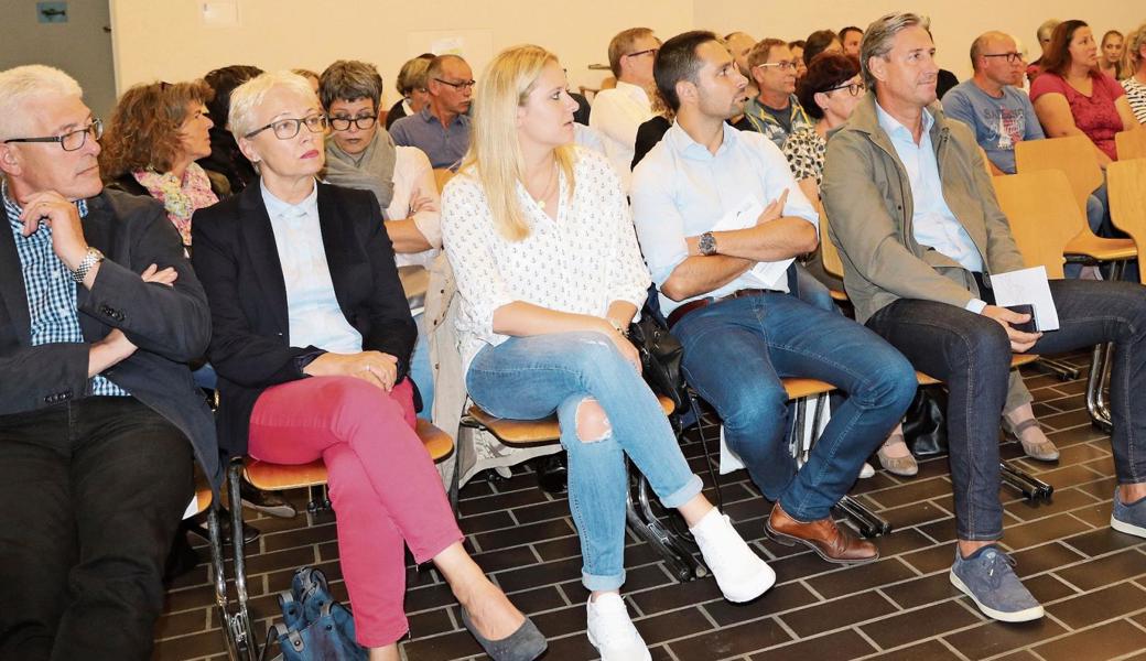 Die Stadtvertreter hörten sich die Fragen aus der Bevölkerung an und gingen darauf ein.