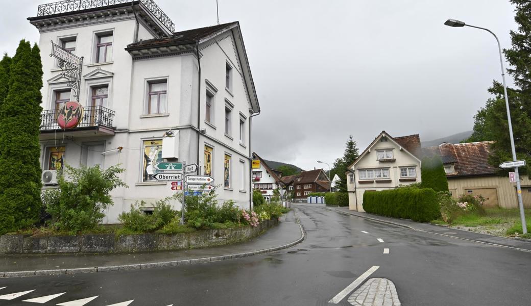 An der Stelle des Häuschens rechts der Oberaustrasse wird die Überbauung Wohnen in Eichberg realisiert – grad neben dem Partylokal Falken.