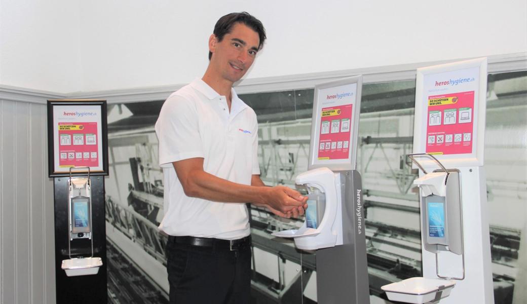 Patrick Weder, Geschäftsführer von Heros Hygiene, zeigt die Desinfektionssäulen, die seine Firma im Ort herstellen lässt und vertreibt. Die neuste, in wenigen Wochen erhältliche Säule (Mitte) hat einen Spender, der berührungsfrei funktioniert. 