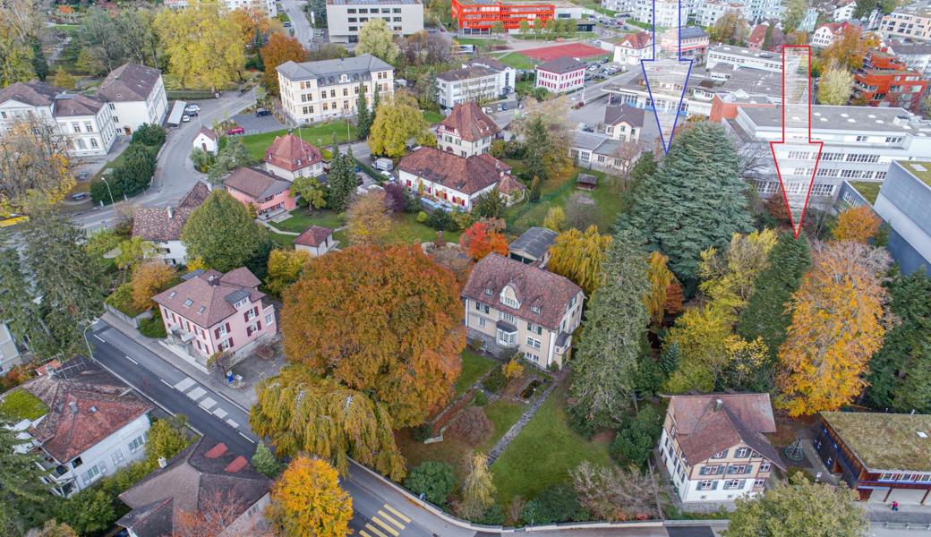 Das überraschend stattfindende Festival auf dem Villenareal ist ein starkes Zeichen zugunsten einer kulturellen Öffnung des Villenareals. Die Auftritte finden im östlichen Teil des Areals statt (roter Pfeil), der Zutritt erfolgt vom RTB-Busdepot her (blauer Pfeil) und ist nur bis Programmbeginn möglich. Das überraschend stattfindende Festival auf dem Villenareal ist ein starkes Zeichen zugunsten einer kulturellen Öffnung des Villenareals. Die Auftritte finden im östlichen Teil des Areals statt (roter Pfeil), der Zutritt erfolgt vom RTB-Busdepot her (blauer Pfeil) und ist nur bis Programmbeginn möglich.