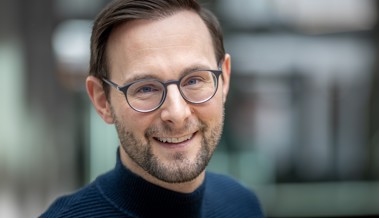 «Falsch verbunden»: Chäller zeigt seine Show im Kinotheater Madlen – Scherzanrufe und Bauchreden live