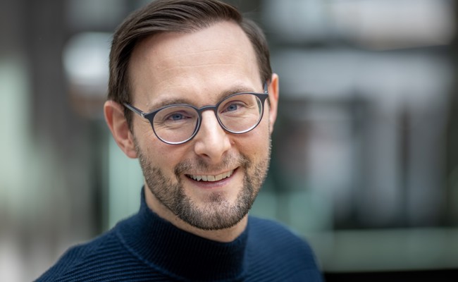 «Falsch verbunden»: Chäller zeigt seine Show im Kinotheater Madlen – Scherzanrufe und Bauchreden live