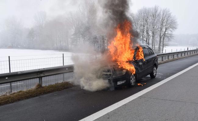 Auto brannte auf A13 komplett aus