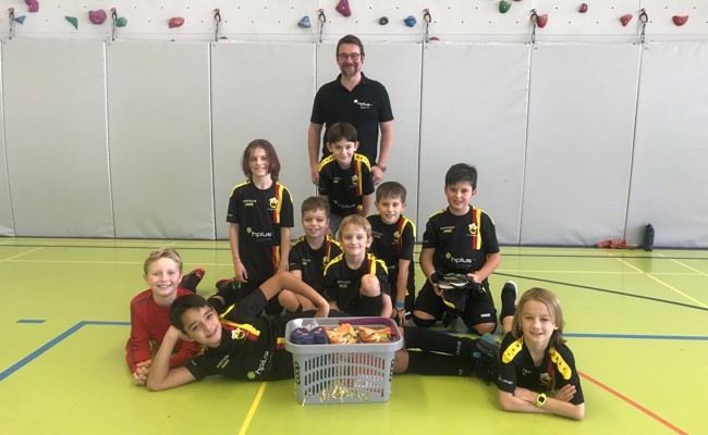 E-Junioren des Fussballclubs spielen in neuem Dress
