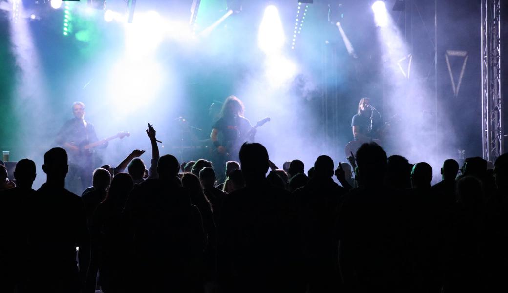 Feiern zu Rockmusik: Das «Rock am Fels» zog am Samstagabend zahlreiche Partybegeisterte auf den Fussballplatz in Montlingen. 