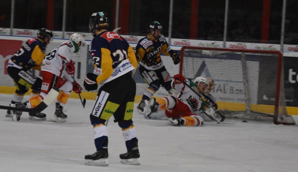 Zwei Spieler beim 1:3 und insgesamt acht Pucks fielen gegen Wil ins Rheintaler Tor.