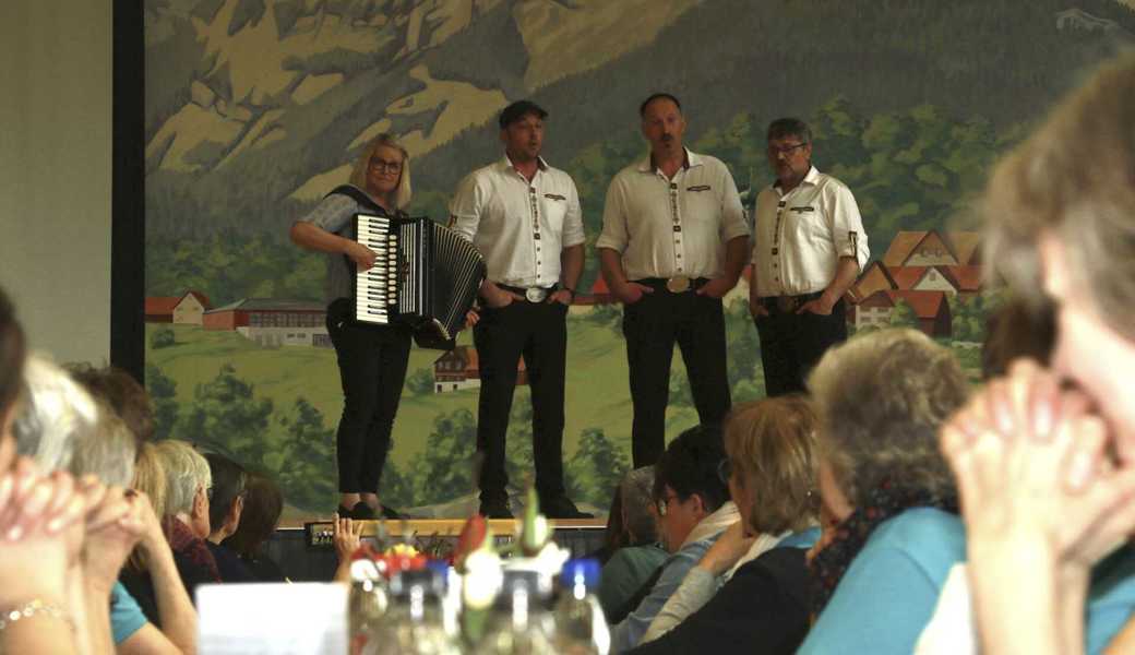 Manuela Geisser und die Holzbuurabuaba unterhielten die Bäuerinnen und Landfrauen musikalisch.