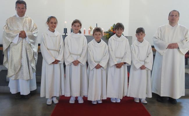 Ministranten in den Dienst am Altar aufgenommen