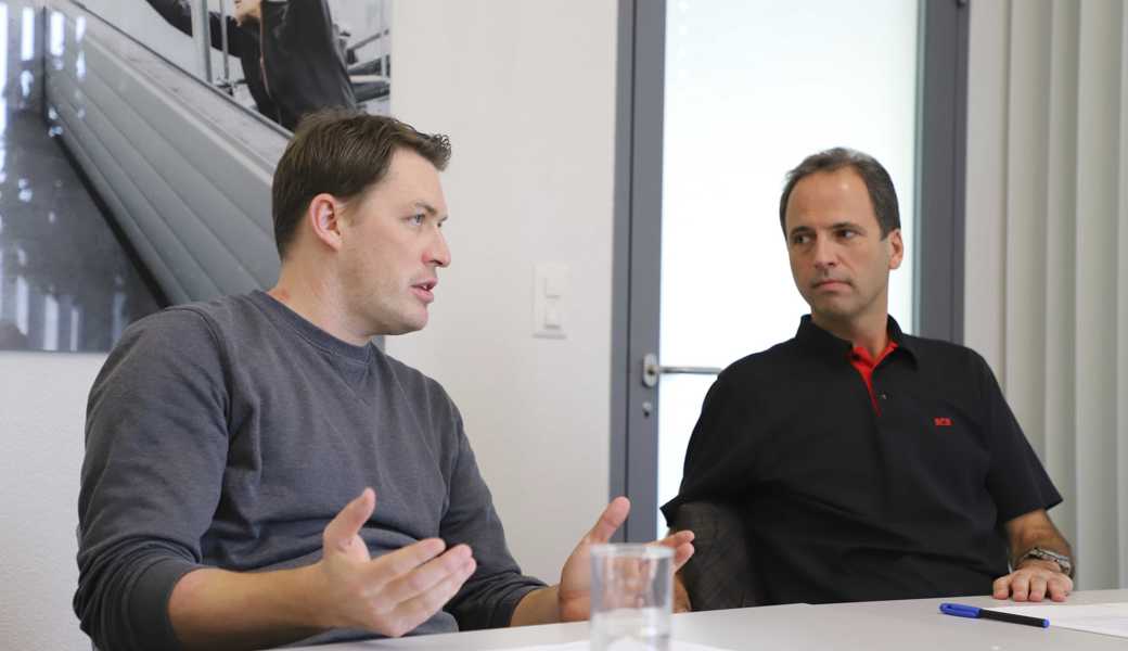 Claudio Winter (Projektleiter) und Jens Breu (CEO der SFS Group, rechts) sind technologiebegeistert – für sie ist das Windradprojekt trotz Widerstand aus Teilen der Bevölkerung noch immer «mehr Lust als Frust».